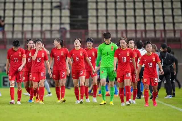 跟着少女的舞动，单调的蜗居糊口，刹时变得变得五彩斑斓、天马行空。